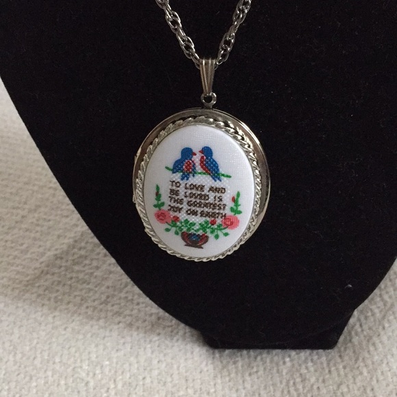 unknown Jewelry - Pretty large photo necklace 24 inch chan🌷🌷🌷🌷